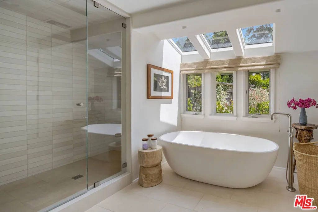 Los Angeles, California 90049, United States, 4 Bedrooms Bedrooms, ,3 BathroomsBathrooms,Residential,Active,173203