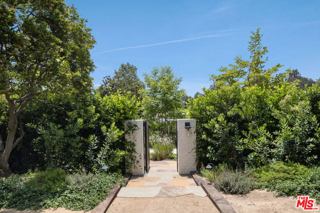 Los Angeles, California 90049, United States, 4 Bedrooms Bedrooms, ,3 BathroomsBathrooms,Residential,Active,173203