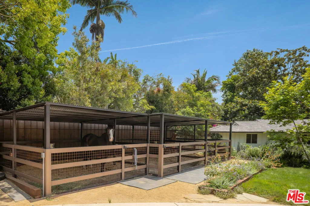 Los Angeles, California 90049, United States, 4 Bedrooms Bedrooms, ,3 BathroomsBathrooms,Residential,Active,173203