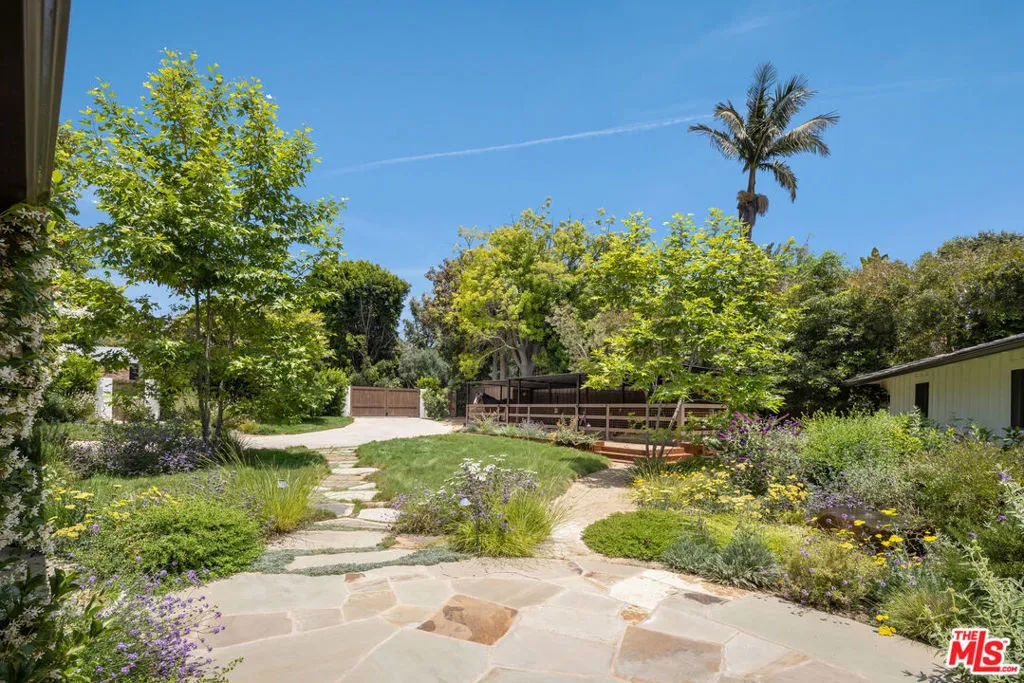 Los Angeles, California 90049, United States, 4 Bedrooms Bedrooms, ,3 BathroomsBathrooms,Residential,Active,173203