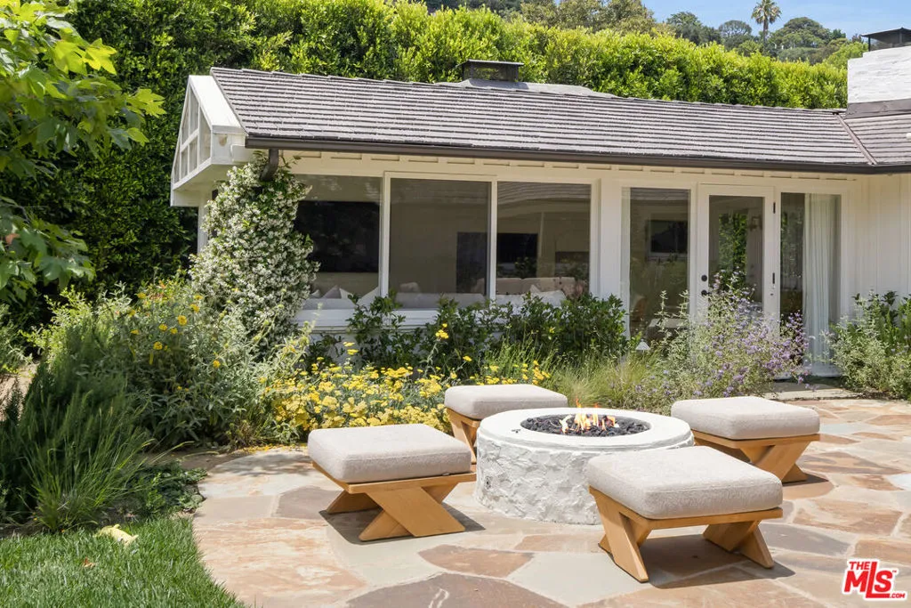 Los Angeles, California 90049, United States, 4 Bedrooms Bedrooms, ,3 BathroomsBathrooms,Residential,Active,173203