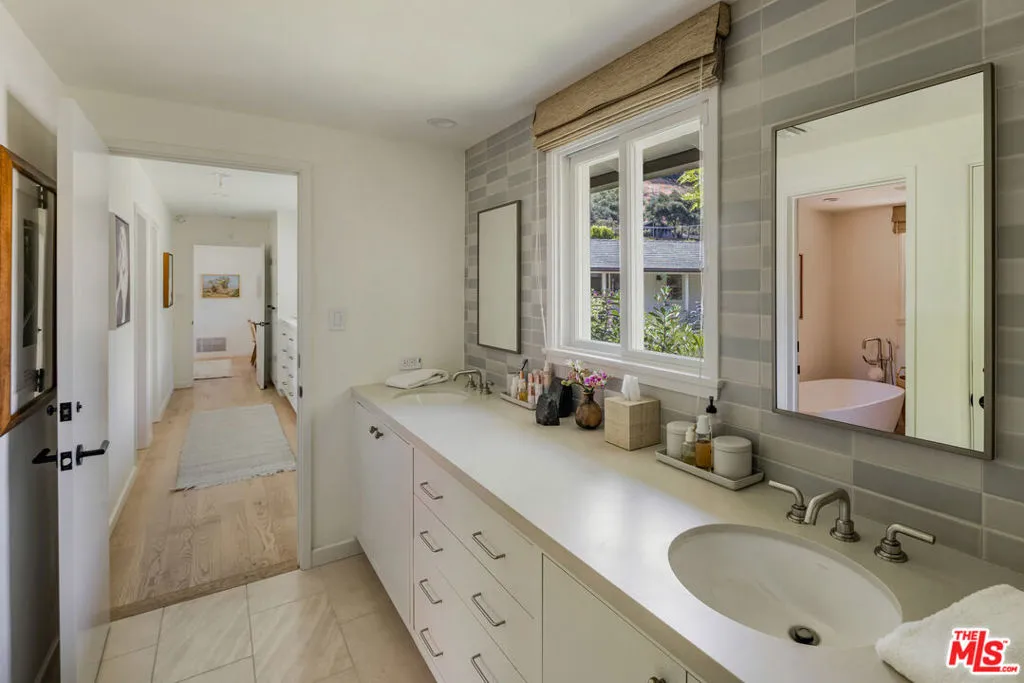 Los Angeles, California 90049, United States, 4 Bedrooms Bedrooms, ,3 BathroomsBathrooms,Residential,Active,173203