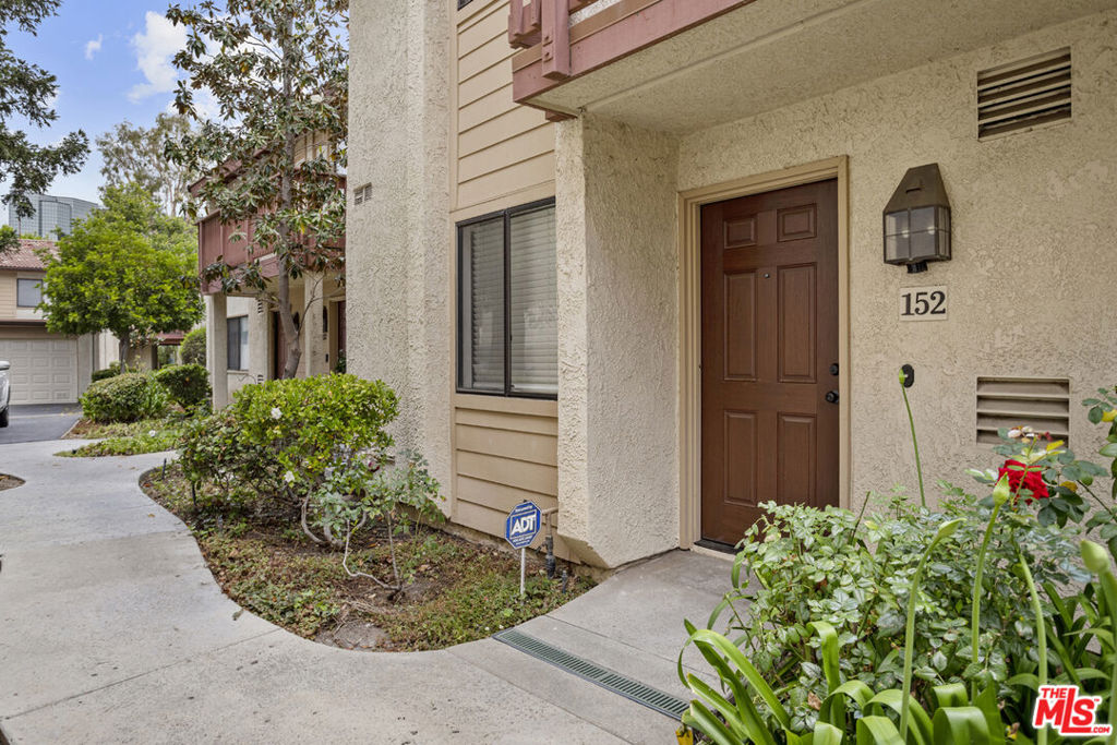 5720 Owensmouth Avenue 152