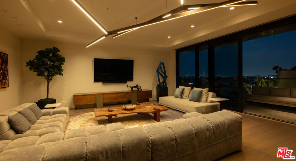 8420 Sunset Boulevard 602