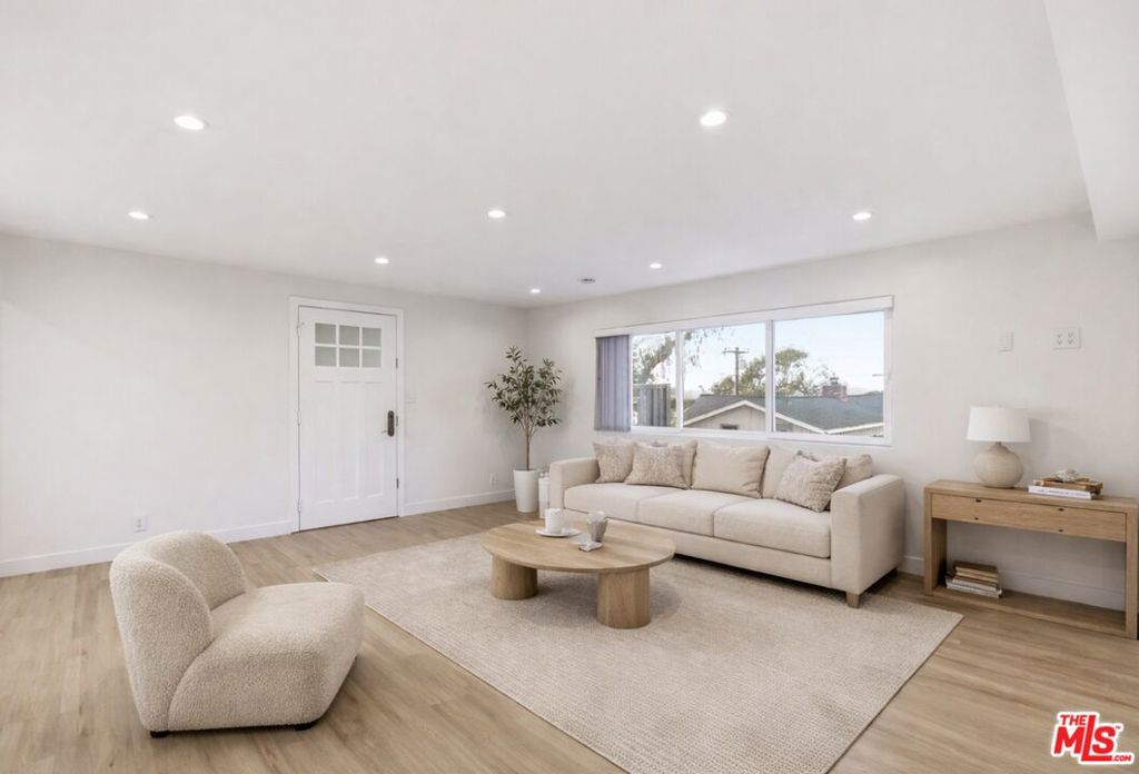 2442 S Coast Highway 5