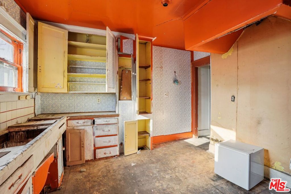 935 N Gardner Street