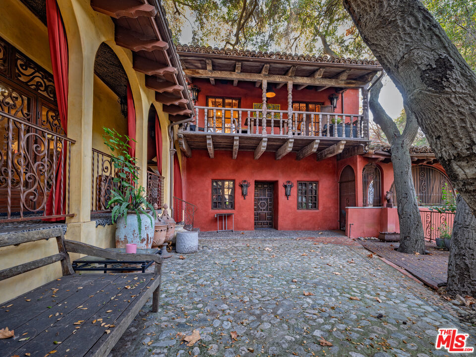 1135 N Topanga Canyon Boulevard