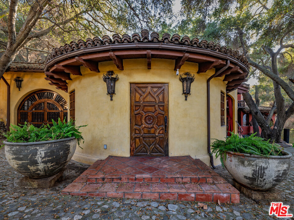 1135 N Topanga Canyon Boulevard