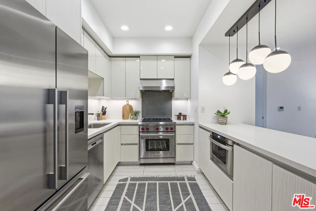 441 S Barrington Avenue 105