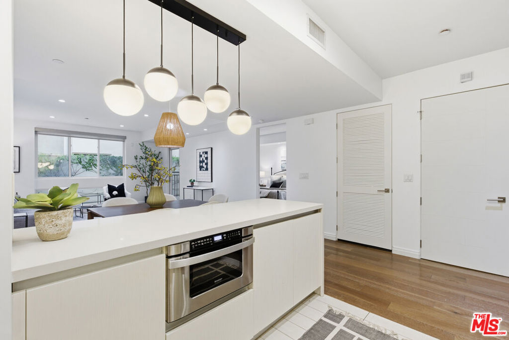 441 S Barrington Avenue 105