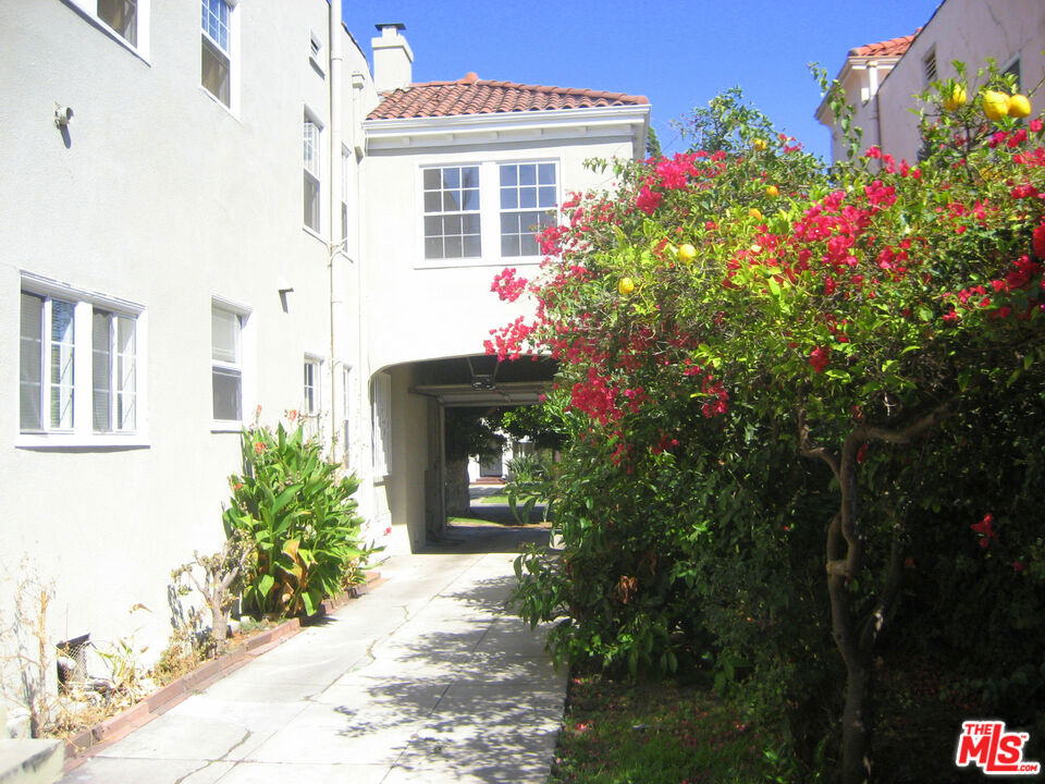 611 N BEACHWOOD Drive