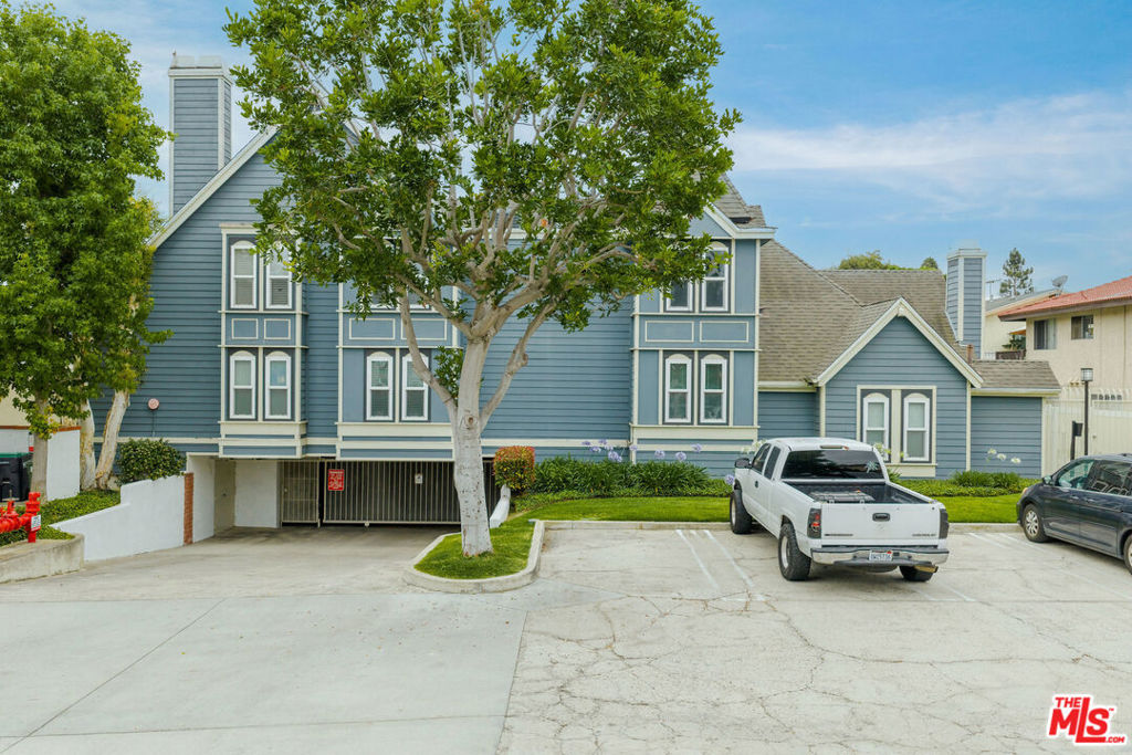 810 Baker Street 204