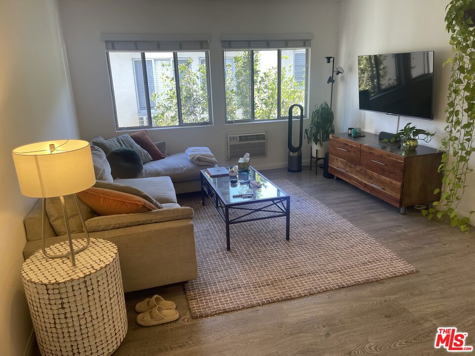 304 S Doheny Drive