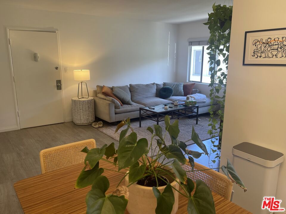 304 S Doheny Drive