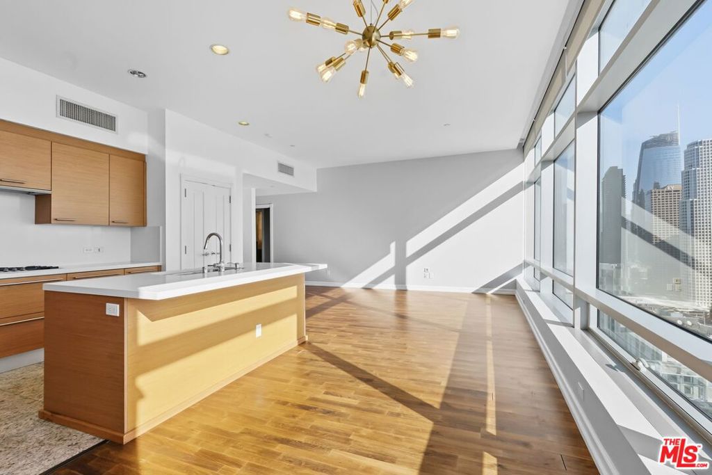 900 W Olympic Boulevard 31C