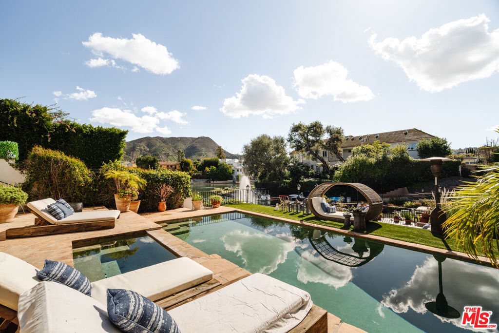 10064 Toluca Lake Avenue