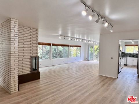 Photo of 415 N Palm Drive #301, Beverly Hills, CA 90210 (MLS # 26834923)