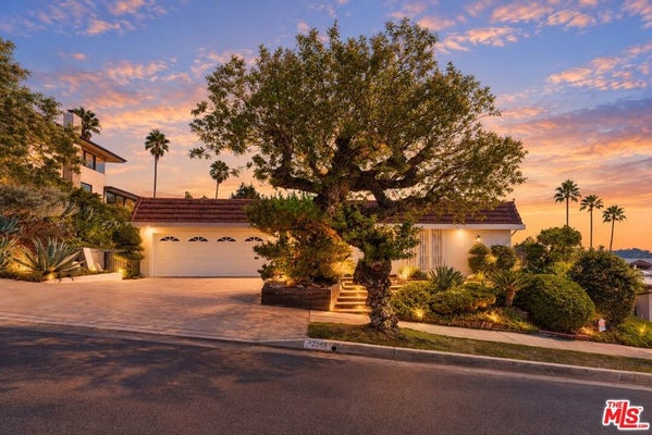 2208 WINONA BLVD, LOS ANGELES, CA 90027 - Image a368f3a2f2d6fa8ff1911770a45f697f/3533280228