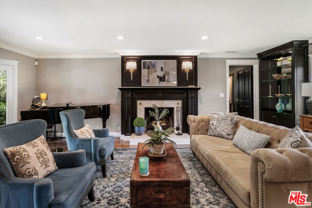 2555 N Altadena Drive