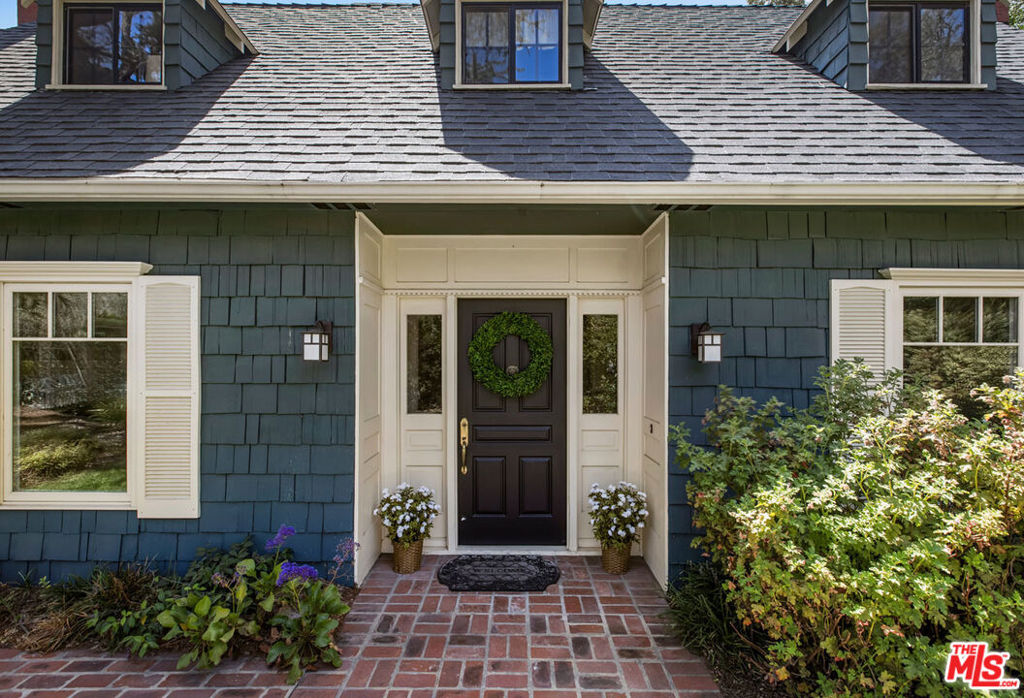 2555 N Altadena Drive