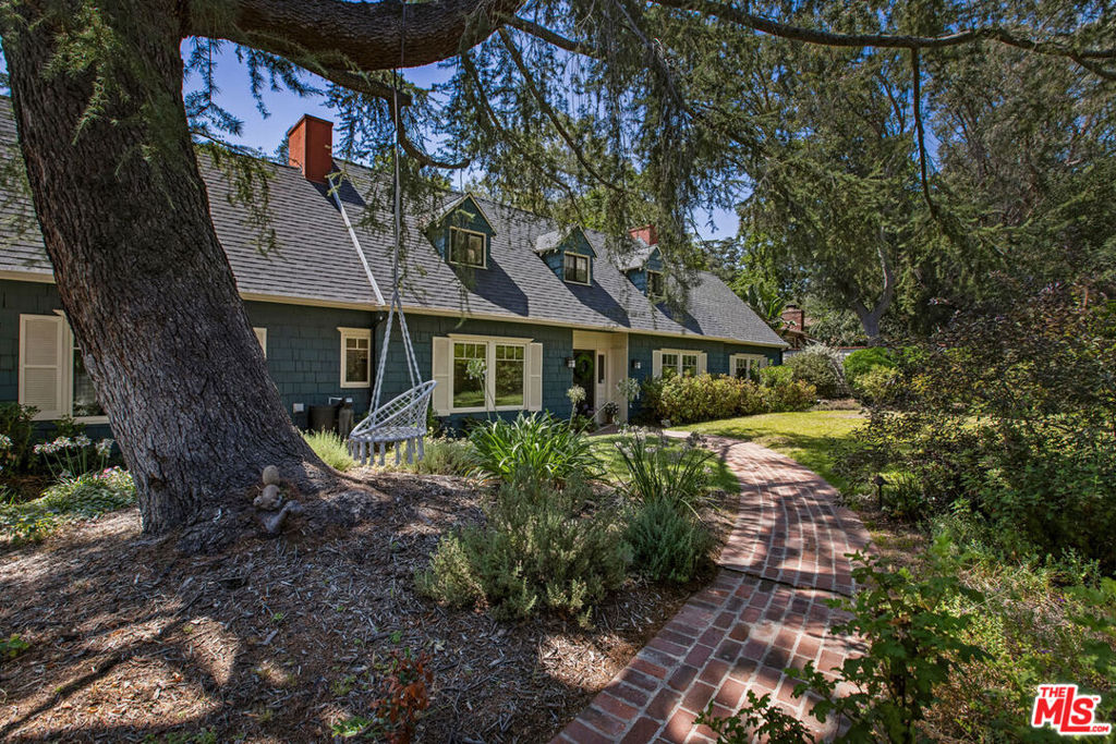 2555 N Altadena Drive