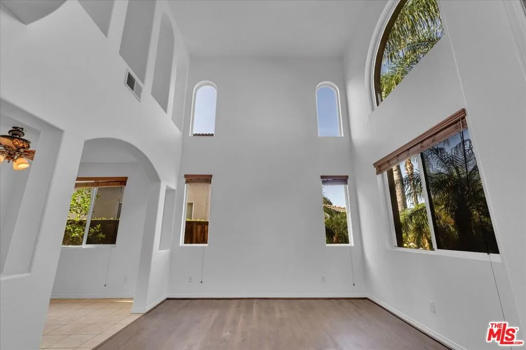 Winnetka, California 91306, United States, 4 Bedrooms Bedrooms, ,3 BathroomsBathrooms,Residential,Active,234320