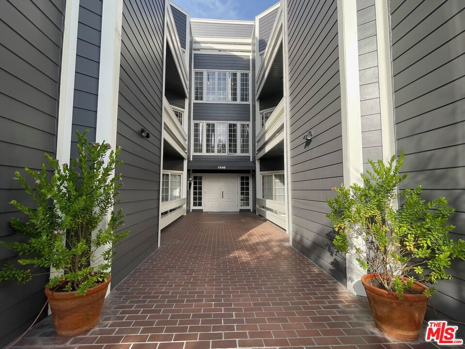 1840 Veteran Avenue 106