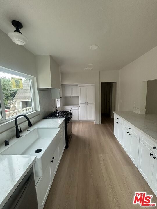 2626 Crestmoore Place