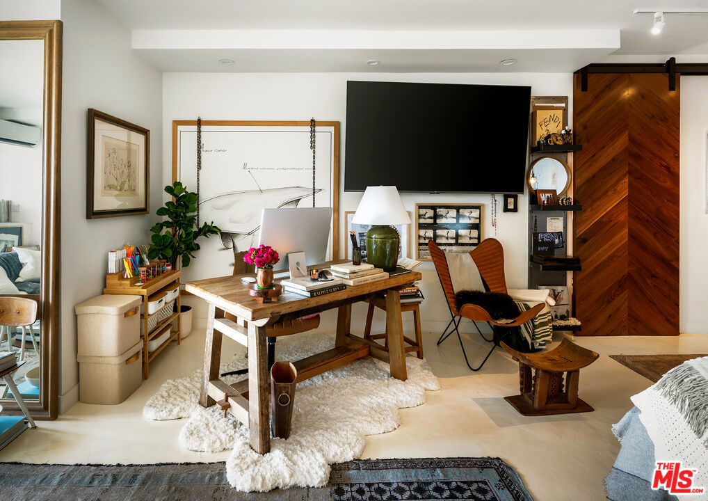 999 N Doheny Drive 811