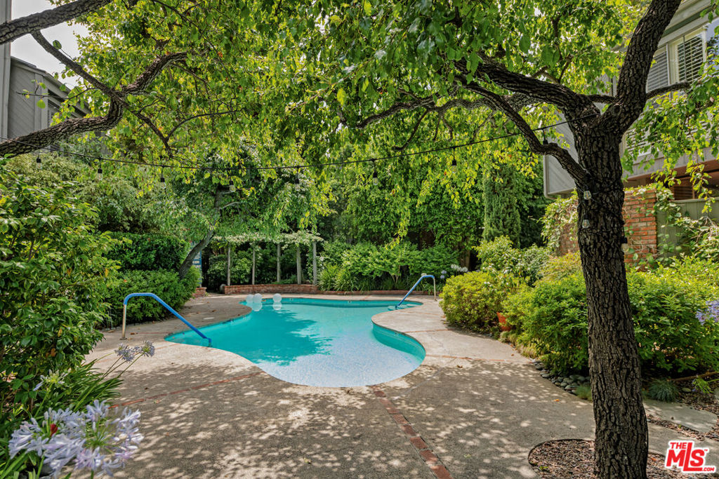 853 S Bundy Drive
