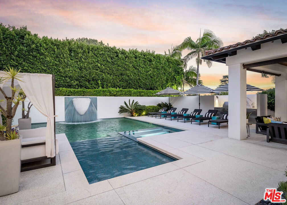 1249 N Doheny Drive