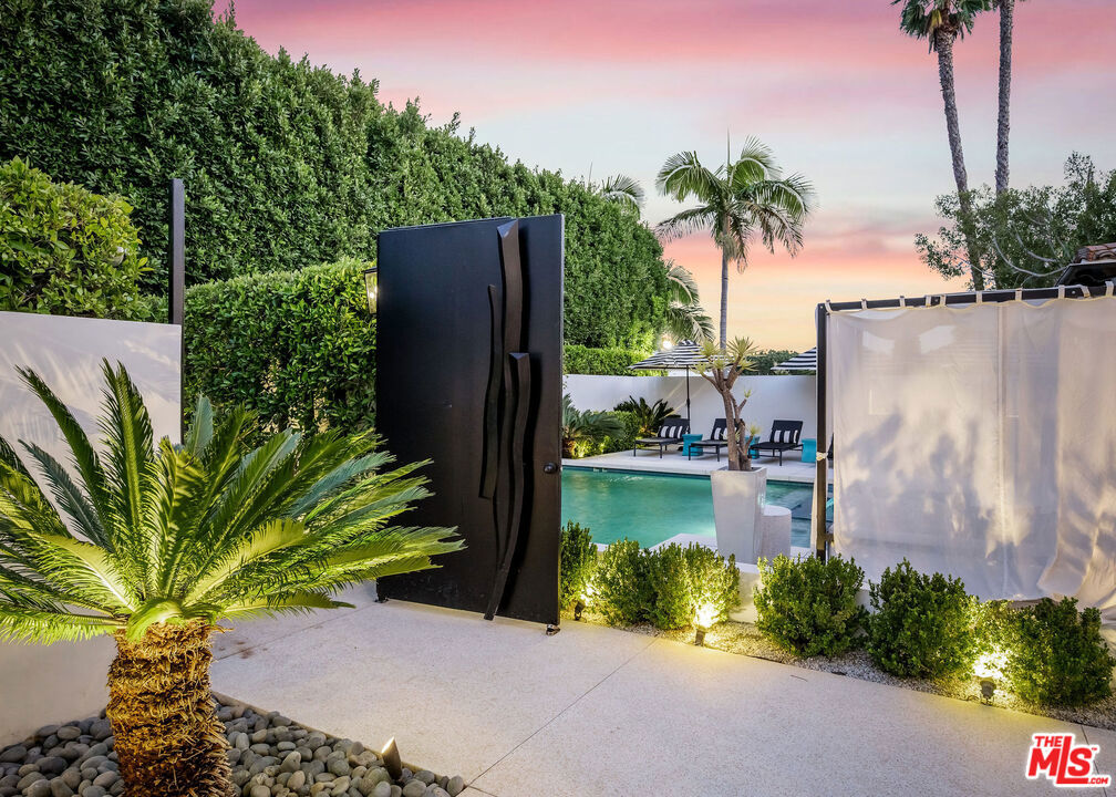 1249 N Doheny Drive