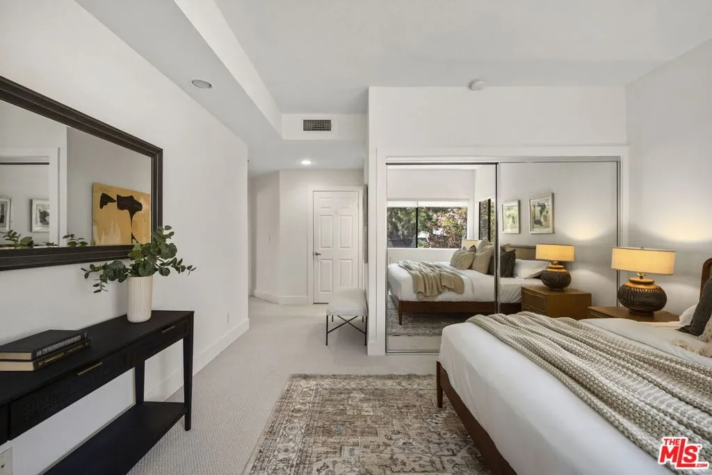 Los Angeles, California 90024, United States, 2 Bedrooms Bedrooms, ,2 BathroomsBathrooms,Residential,Pending,181631