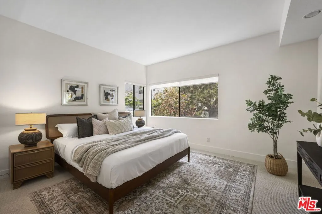 Los Angeles, California 90024, United States, 2 Bedrooms Bedrooms, ,2 BathroomsBathrooms,Residential,Pending,181631