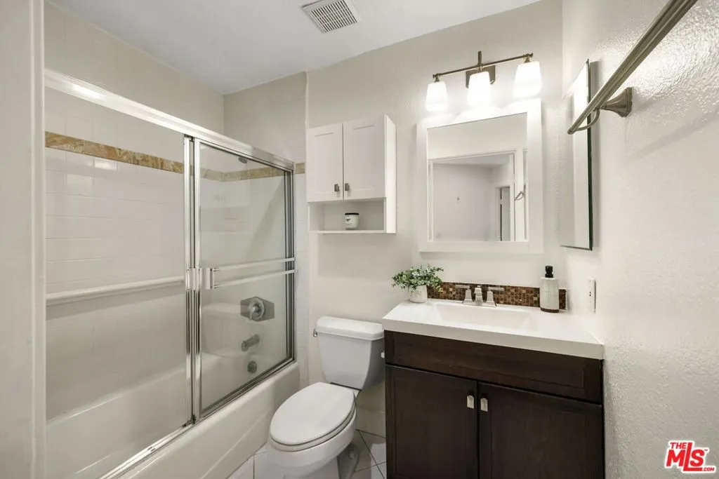 Los Angeles, California 90024, United States, 2 Bedrooms Bedrooms, ,2 BathroomsBathrooms,Residential,Pending,181631