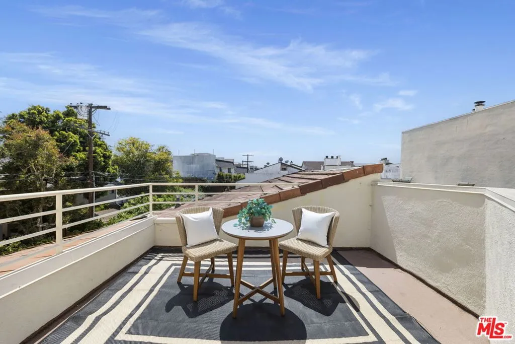 Los Angeles, California 90024, United States, 2 Bedrooms Bedrooms, ,2 BathroomsBathrooms,Residential,Pending,181631