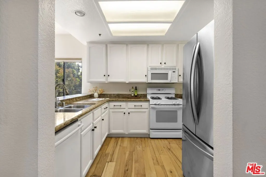 Los Angeles, California 90024, United States, 2 Bedrooms Bedrooms, ,2 BathroomsBathrooms,Residential,Pending,181631