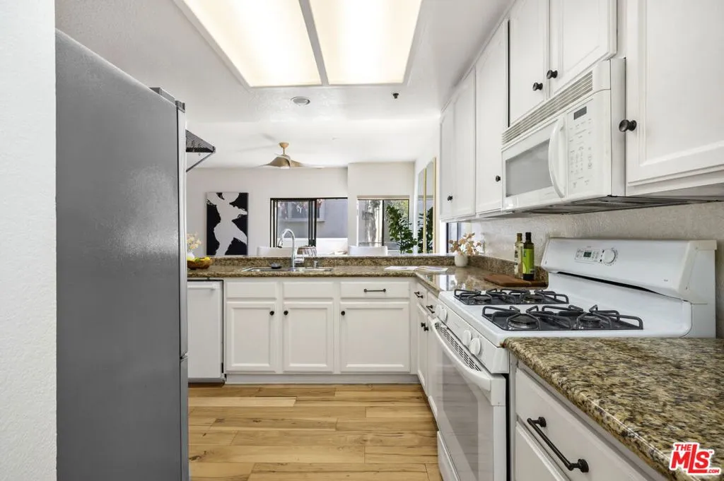 Los Angeles, California 90024, United States, 2 Bedrooms Bedrooms, ,2 BathroomsBathrooms,Residential,Pending,181631