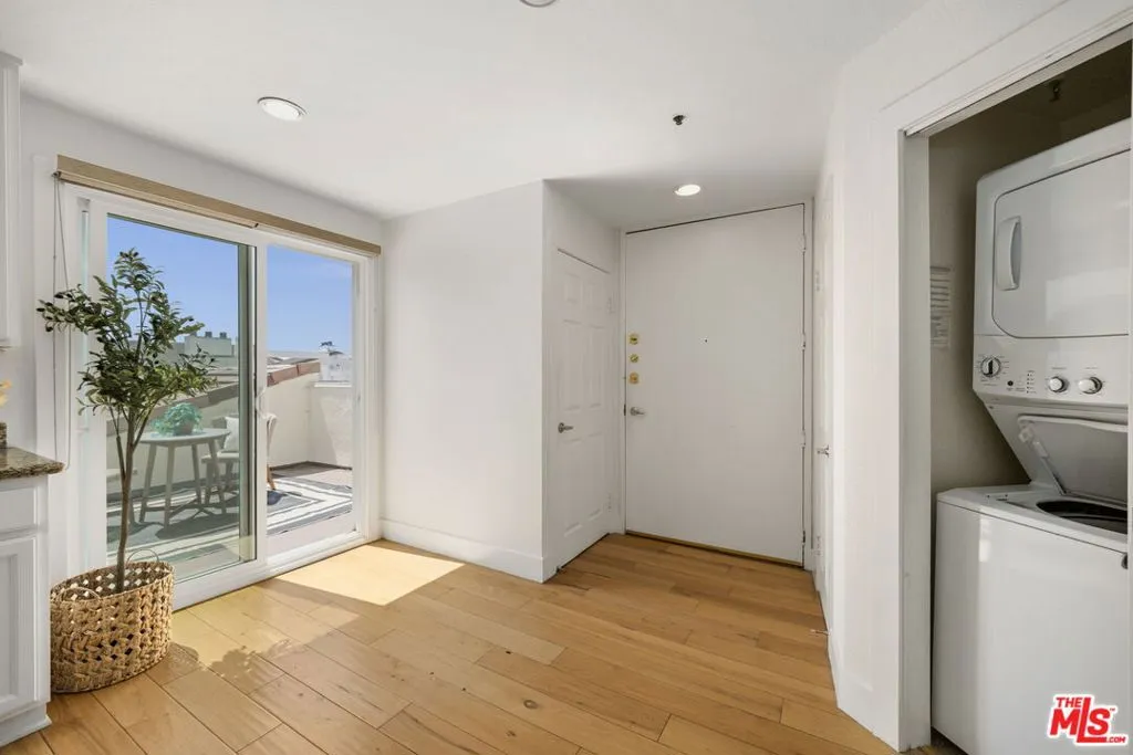 Los Angeles, California 90024, United States, 2 Bedrooms Bedrooms, ,2 BathroomsBathrooms,Residential,Pending,181631