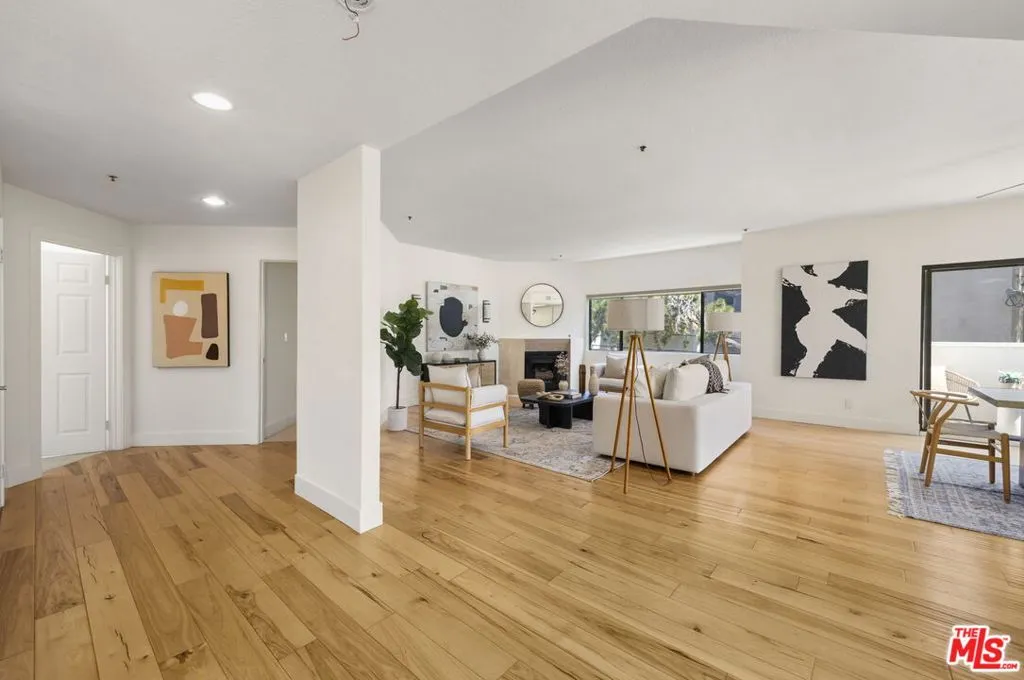 Los Angeles, California 90024, United States, 2 Bedrooms Bedrooms, ,2 BathroomsBathrooms,Residential,Pending,181631