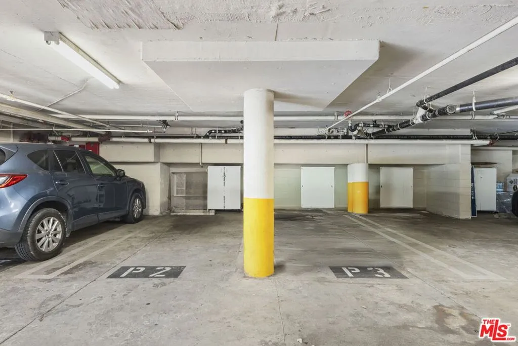 Los Angeles, California 90024, United States, 2 Bedrooms Bedrooms, ,2 BathroomsBathrooms,Residential,Pending,181631