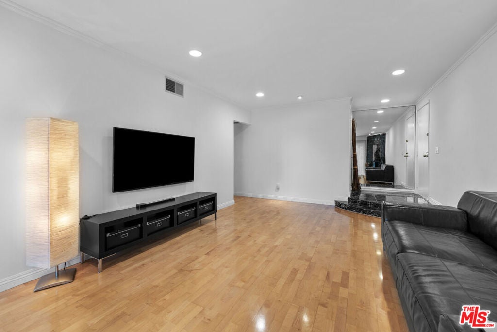 1515 S Beverly Drive 202
