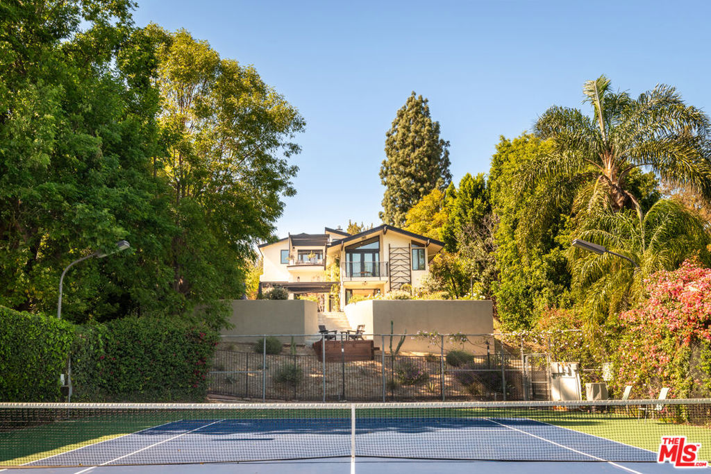 16820 Oak View Drive