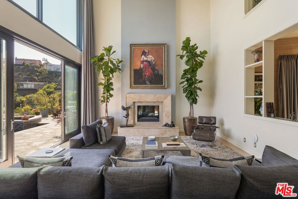 1573 Sunset Plaza Drive