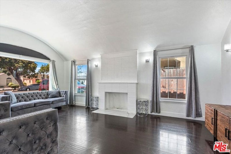 2137 W 84th Place