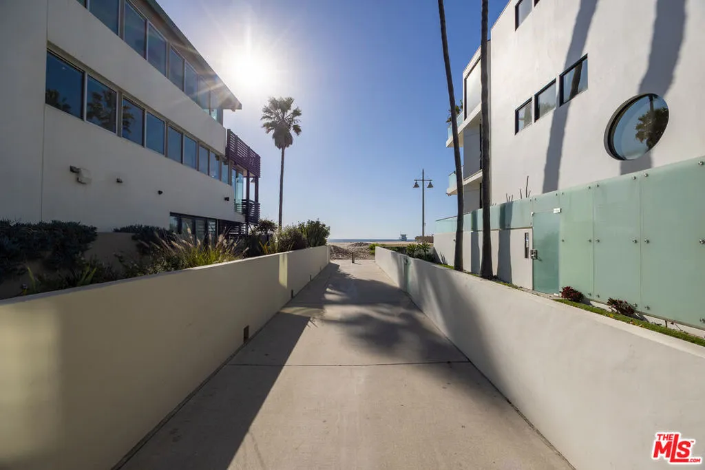 Venice, California 90291, United States, 2 Bedrooms Bedrooms, ,2 BathroomsBathrooms,Residential,Active,211684