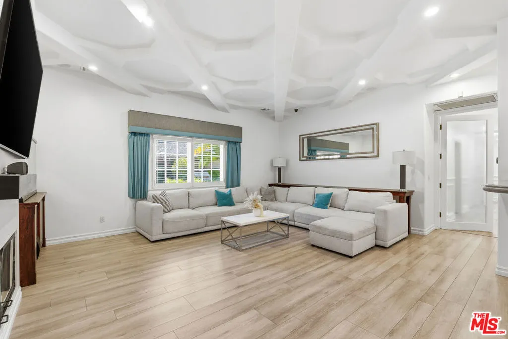 Tarzana, California 91356, United States, 4 Bedrooms Bedrooms, ,3 BathroomsBathrooms,Residential,Active,255119