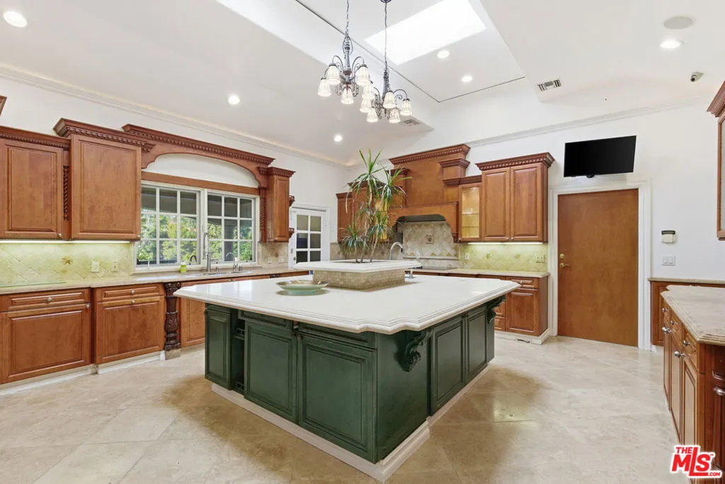 Tarzana, California 91356, United States, 4 Bedrooms Bedrooms, ,3 BathroomsBathrooms,Residential,Active,255119