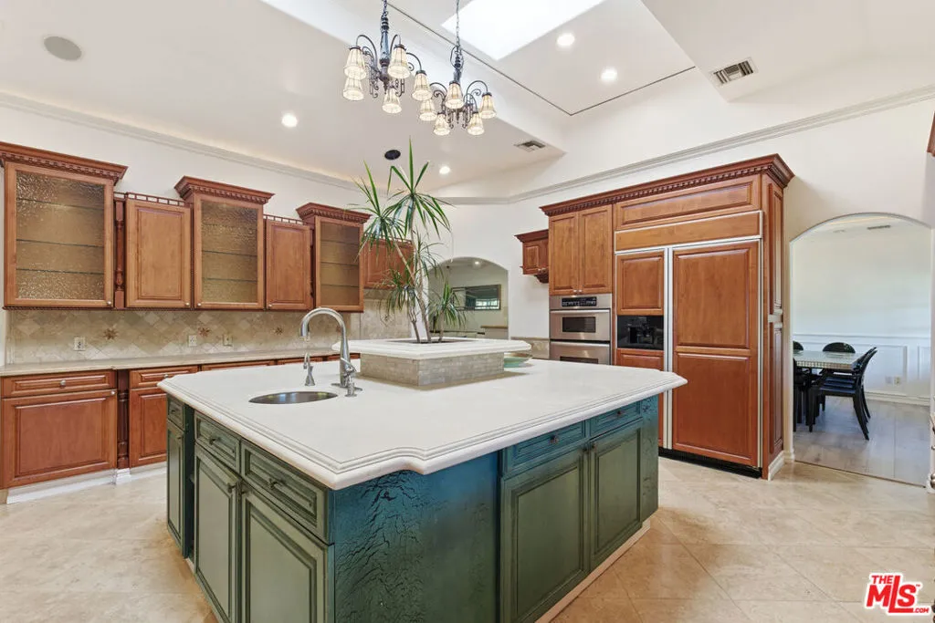 Tarzana, California 91356, United States, 4 Bedrooms Bedrooms, ,3 BathroomsBathrooms,Residential,Active,255119