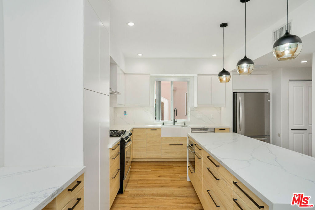 Properties 2 5923 Etiwanda Avenue 106